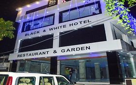 Hotel Black And White Restaurant Garden, Pali